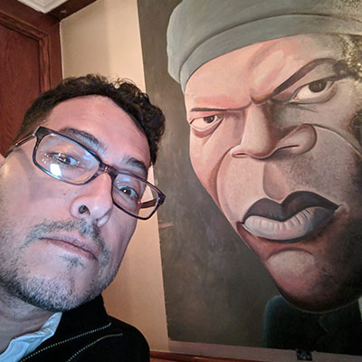 selfie of me in front of caricature of Samuel L. Jackson